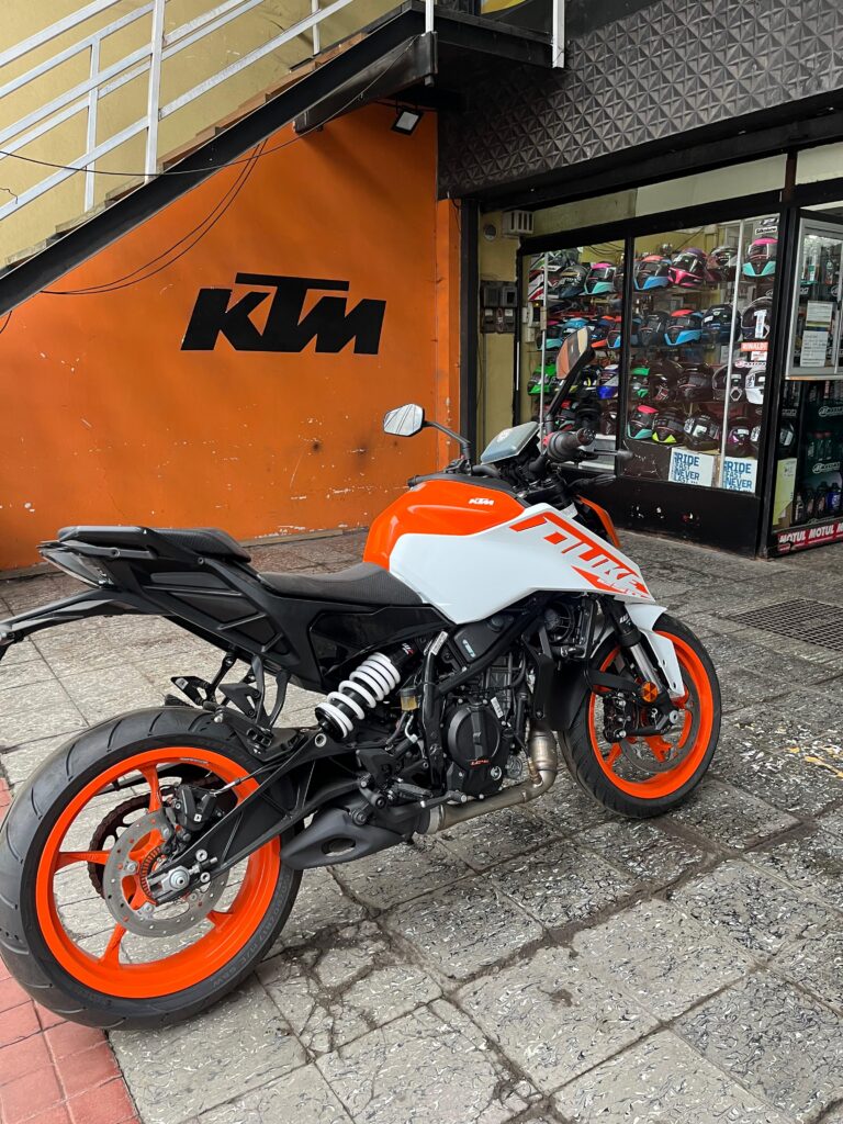 KTM DUKE 1 1 768x1024